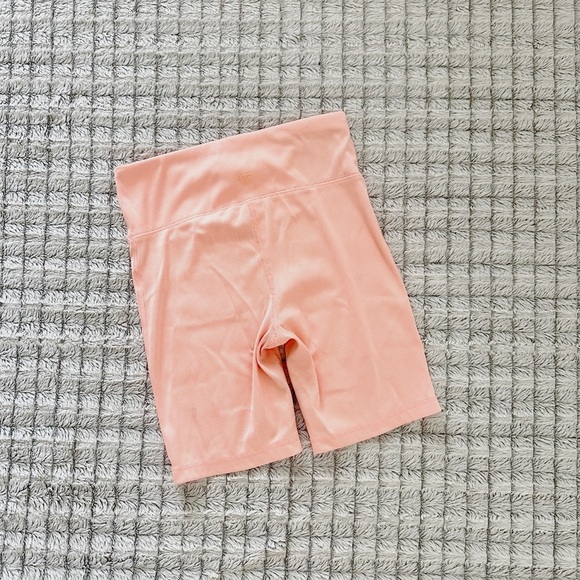 Gapfit Peach Biker Shorts - Picture 3 of 4